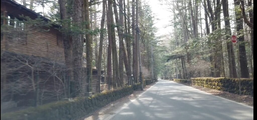 静かな軽井沢市内の写真。